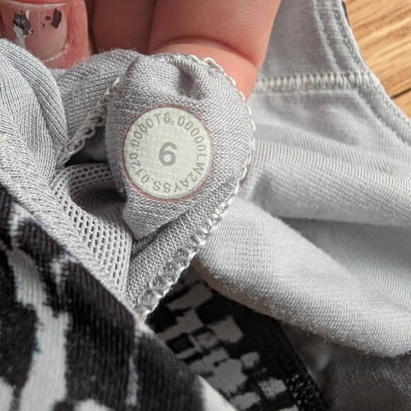 EUC Lululemon Energy Bra size 6 Medium Support Urban Block Ice Grey Black Sports - Picture 4 of 5